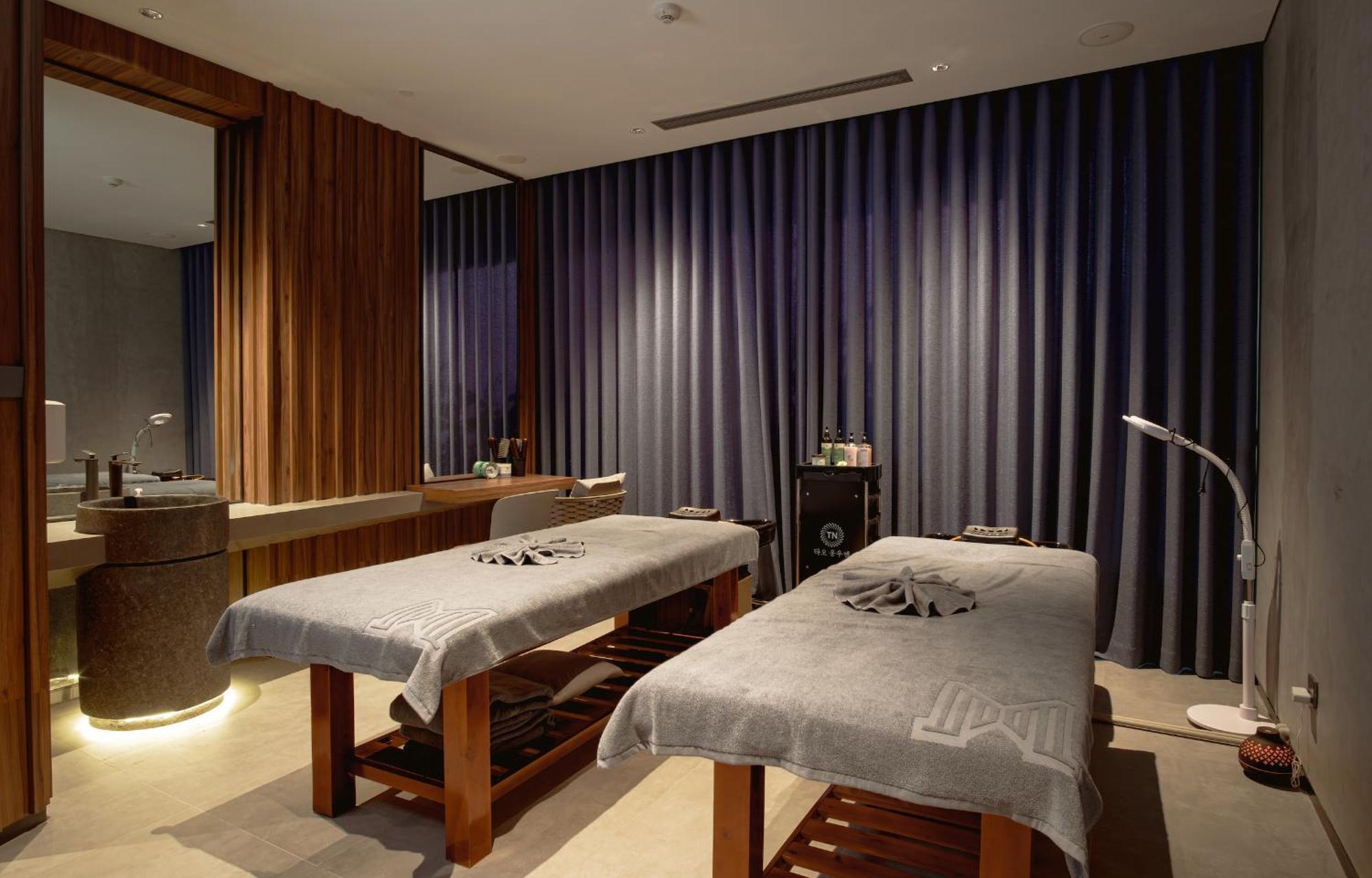 M Hotel Danang 外观 照片 A treatment room at the spa