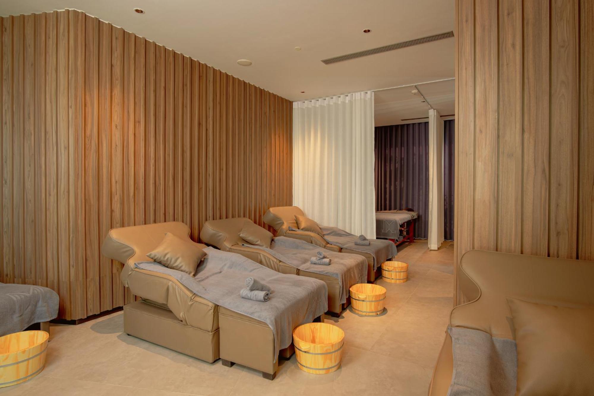 M Hotel Danang 外观 照片 A foot reflexology room at a spa