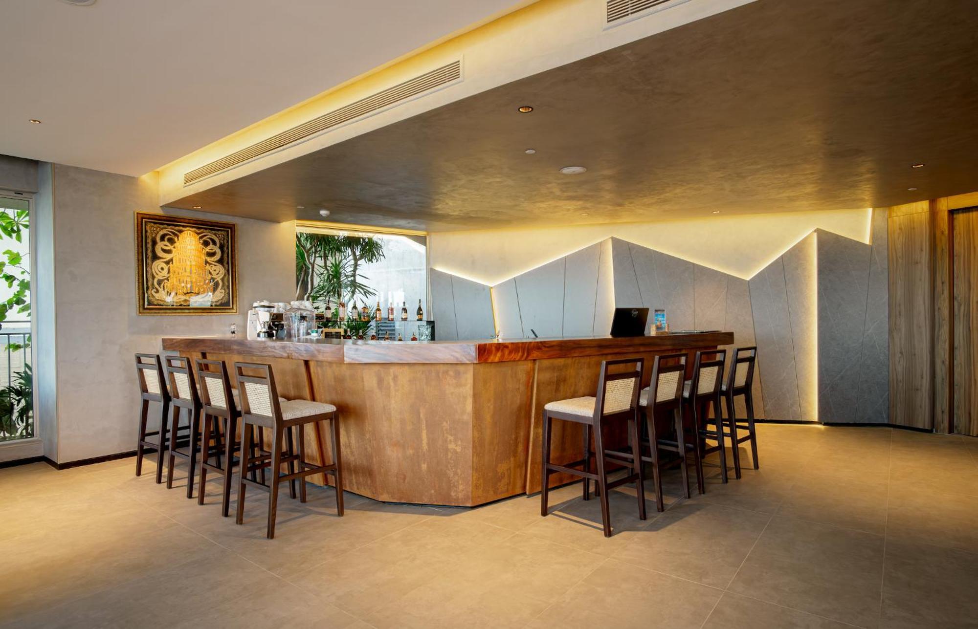 M Hotel Danang 外观 照片 The bar at the Royal Orchid Lounge