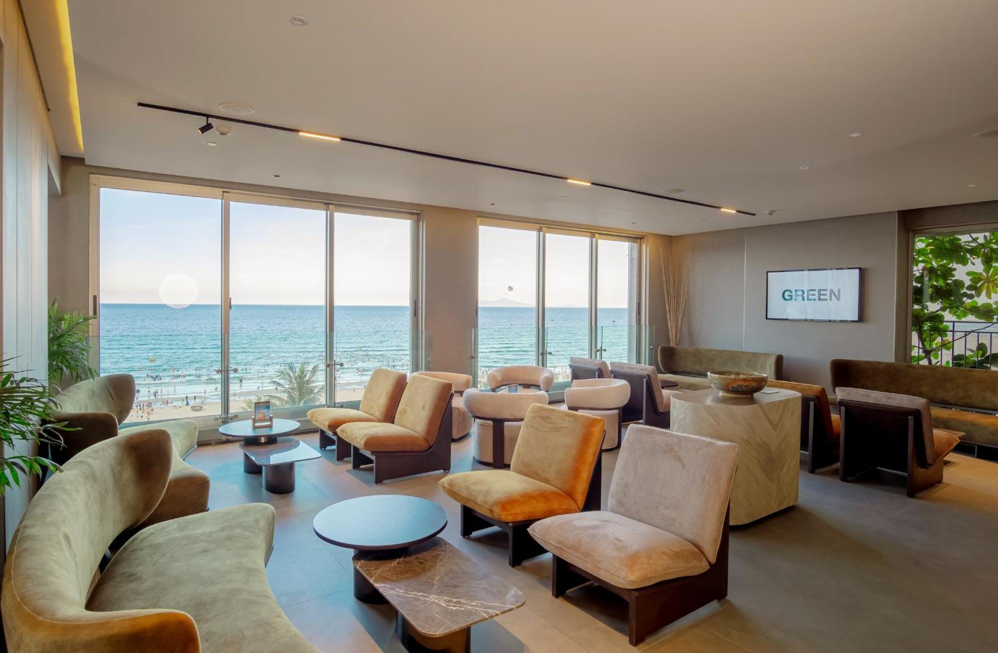 M Hotel Danang 外观 照片 Club Lounge at Tel Aviv airport