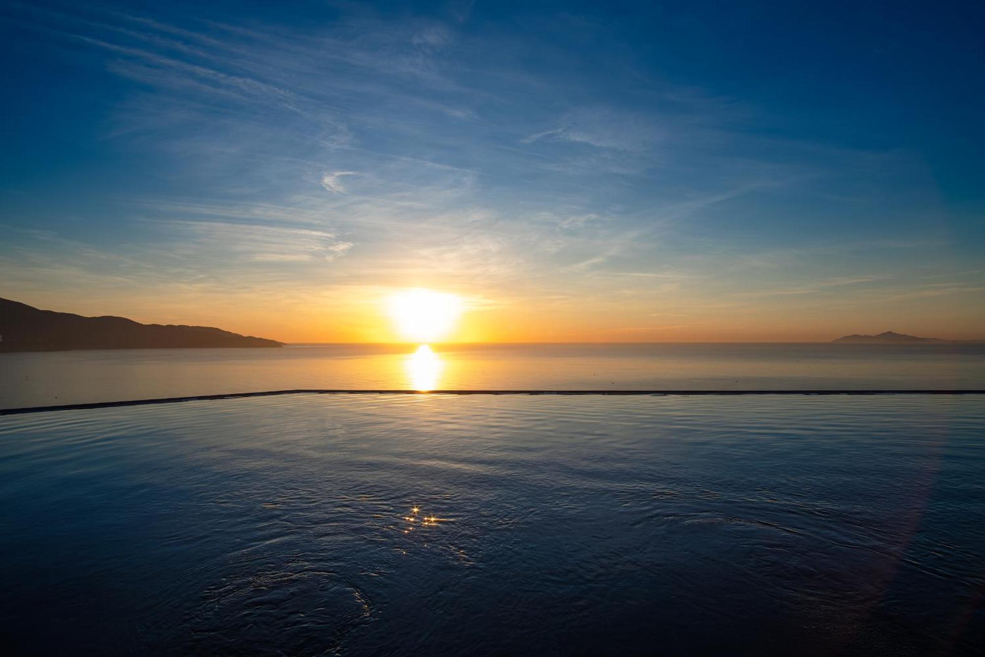 M Hotel Danang 外观 照片 Sunset over the Gulf of Akaroa