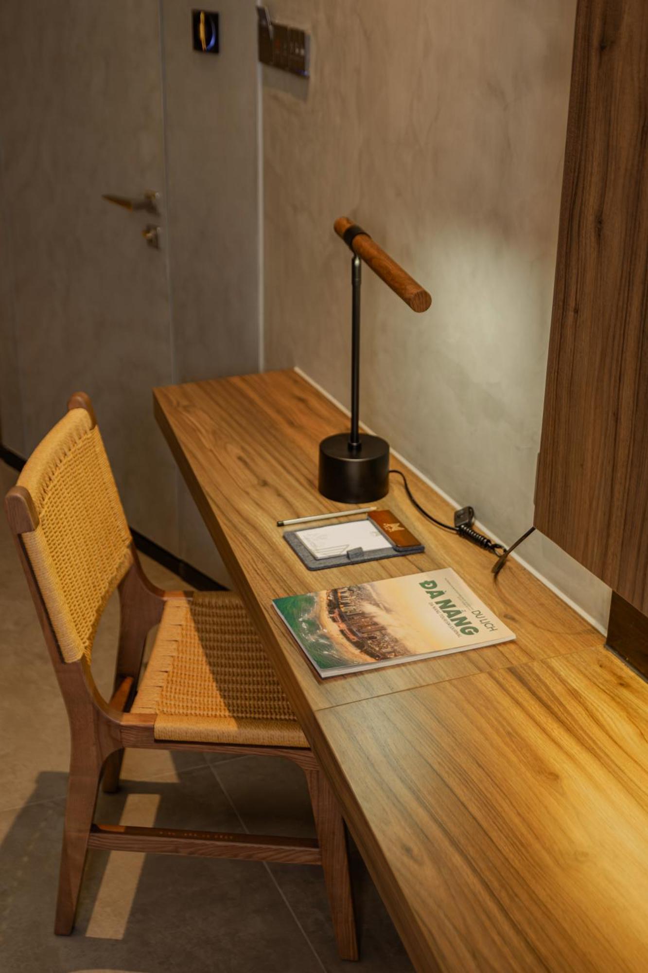 M Hotel Danang 外观 照片 A desk with a magazine on it