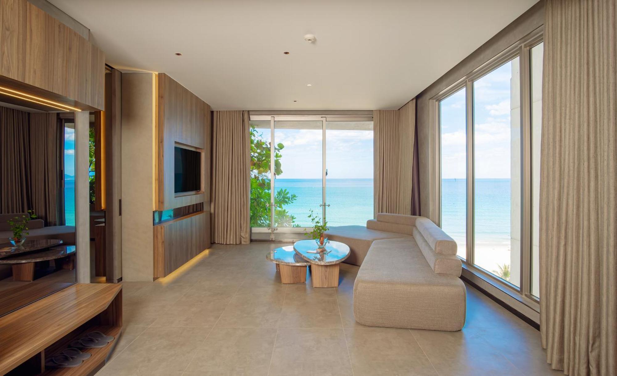 M Hotel Danang 外观 照片 Living room of a suite at the hotel