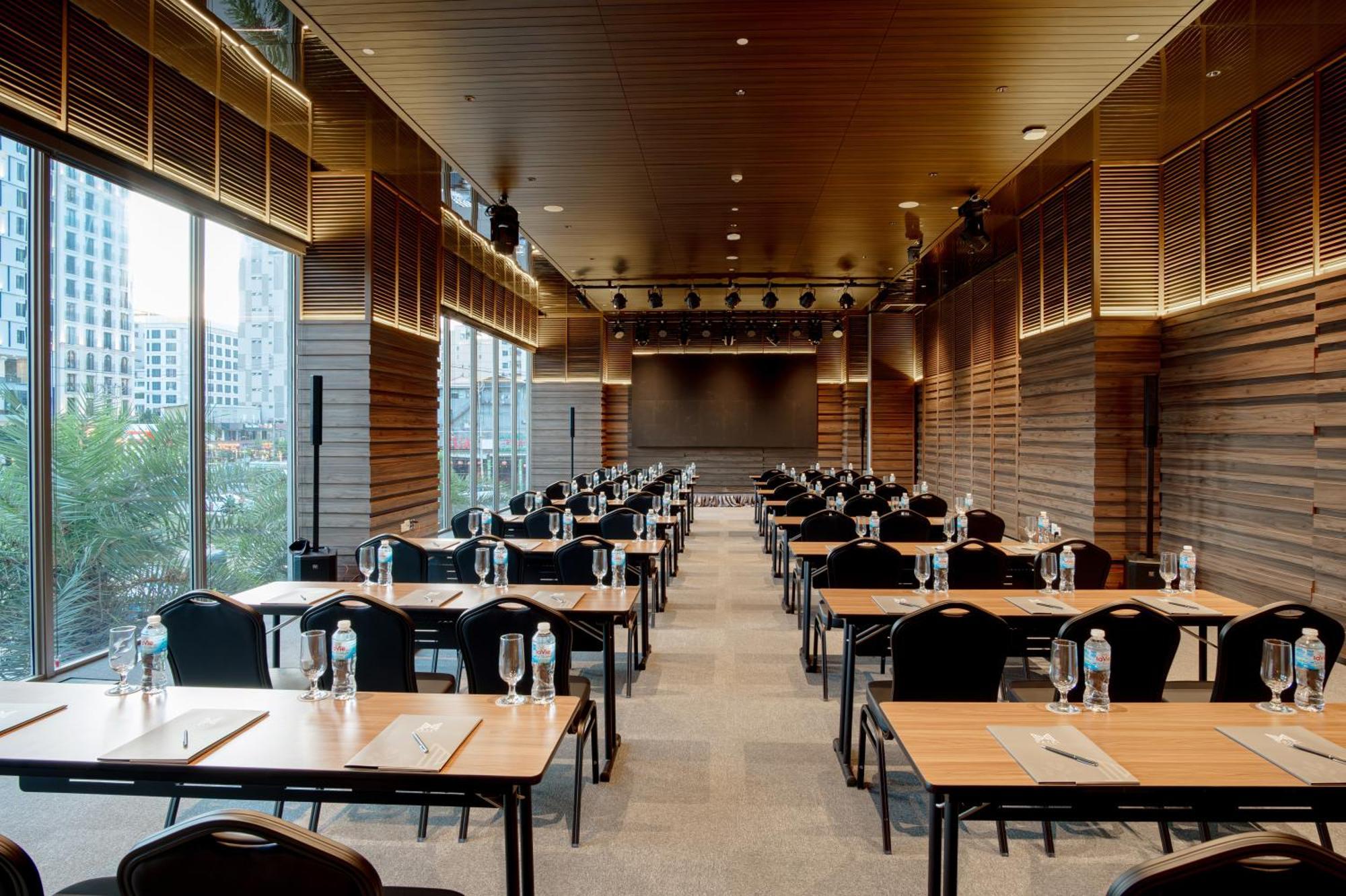 M Hotel Danang 外观 照片 The 10th floor of the library
