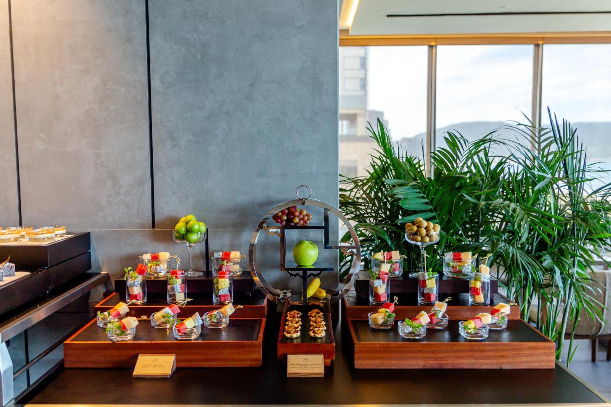 M Hotel Danang 外观 照片 A selection of desserts at the lounge