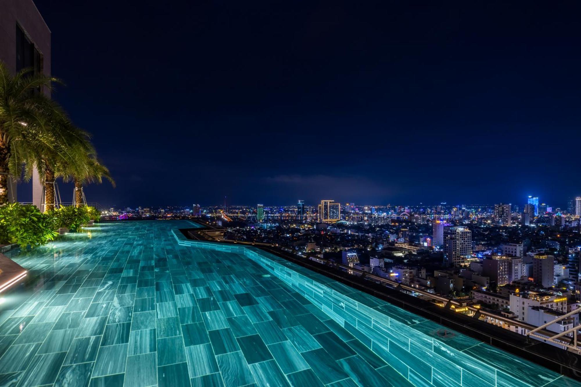 M Hotel Danang 外观 照片 Infinity pool at the 33rd floor of the hotel