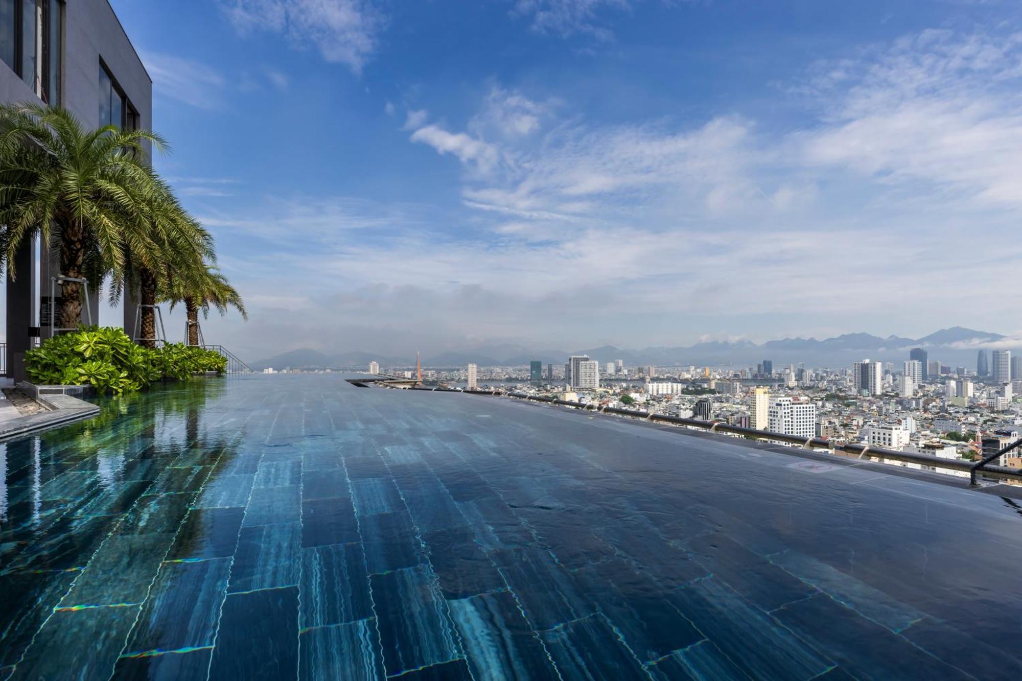 M Hotel Danang 外观 照片 Infinity pool at the top of the building