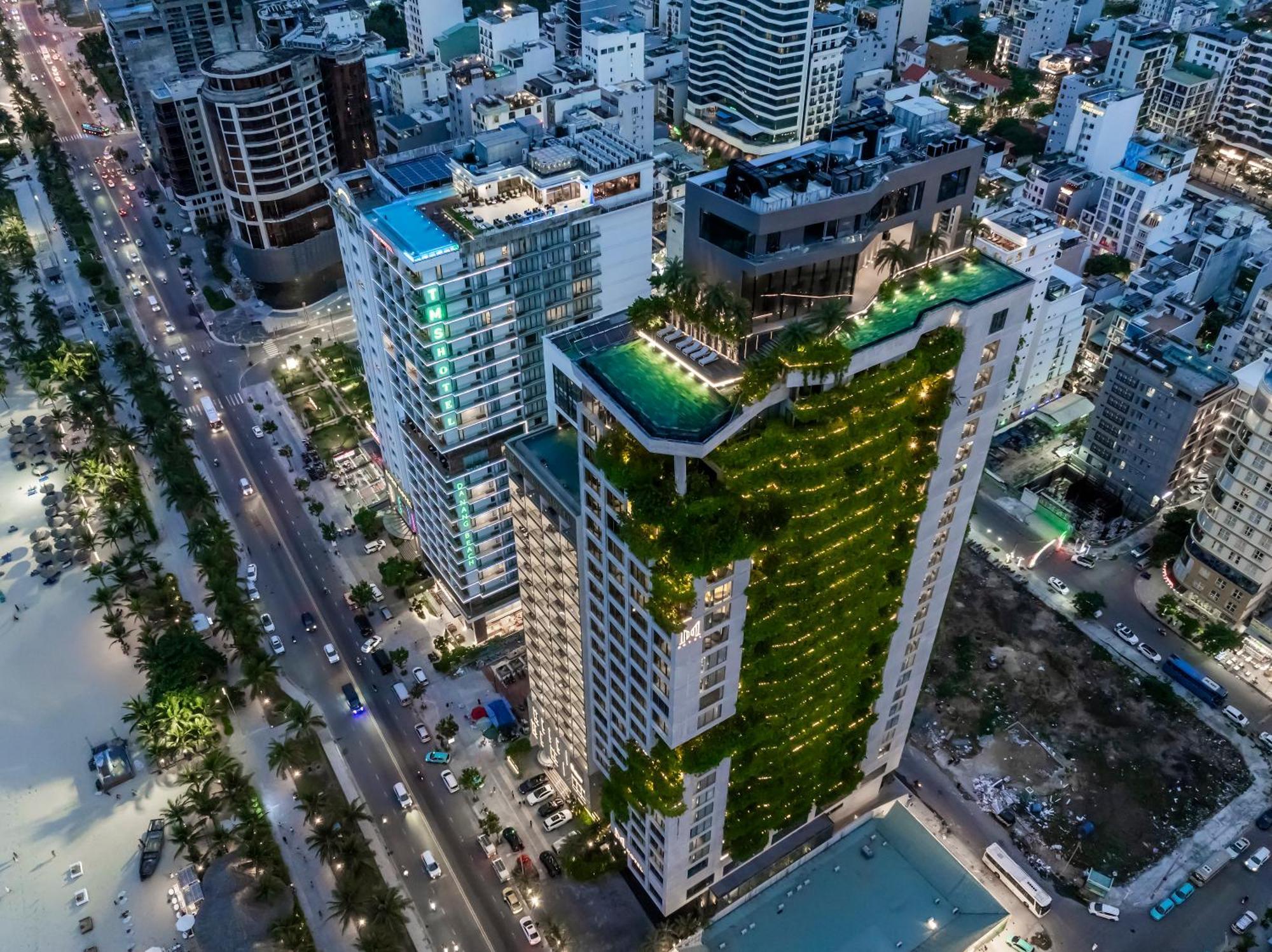 M Hotel Danang 外观 照片 The green wall at The Park