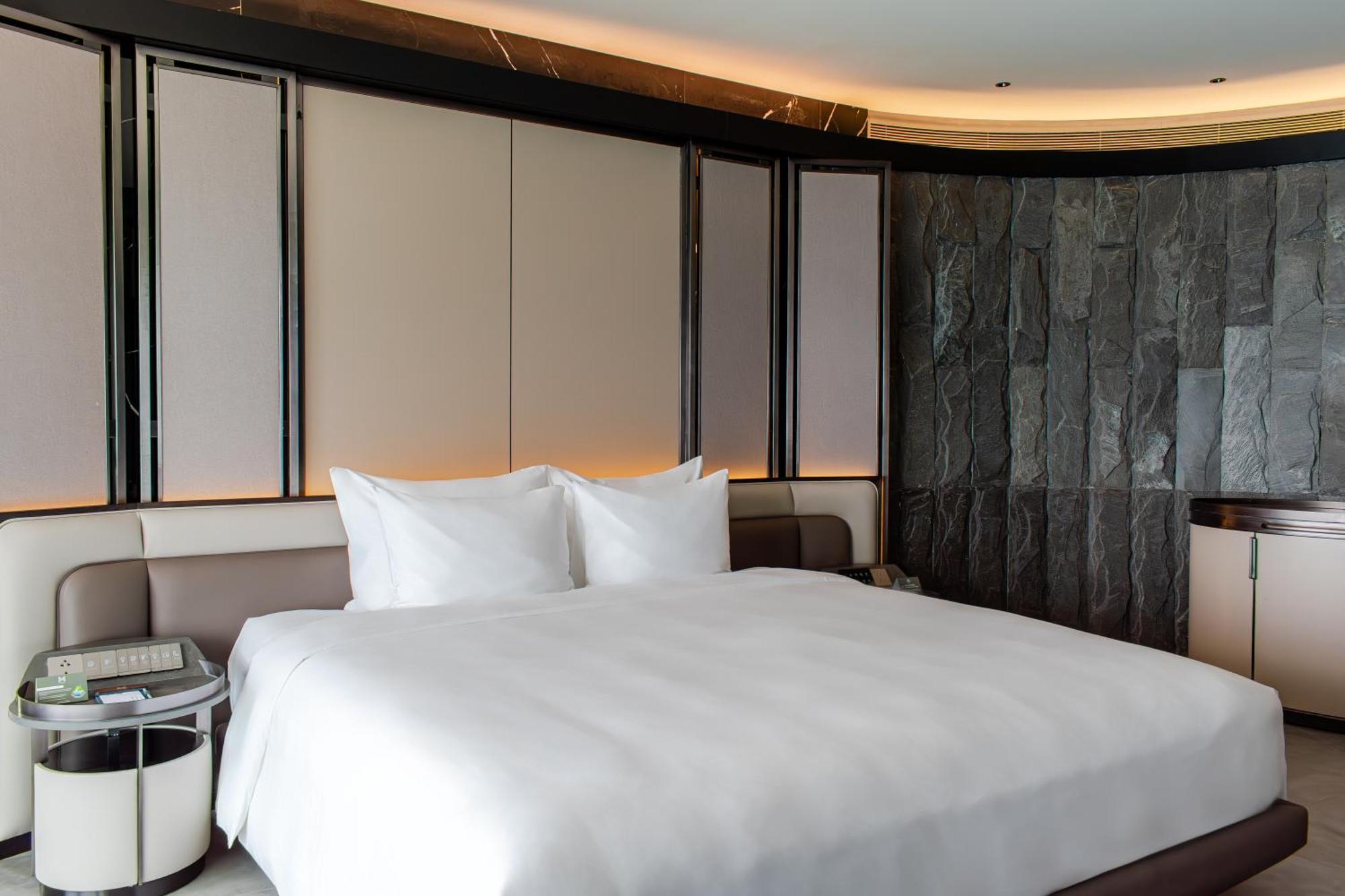 M Hotel Danang 外观 照片 A bedroom at the hotel