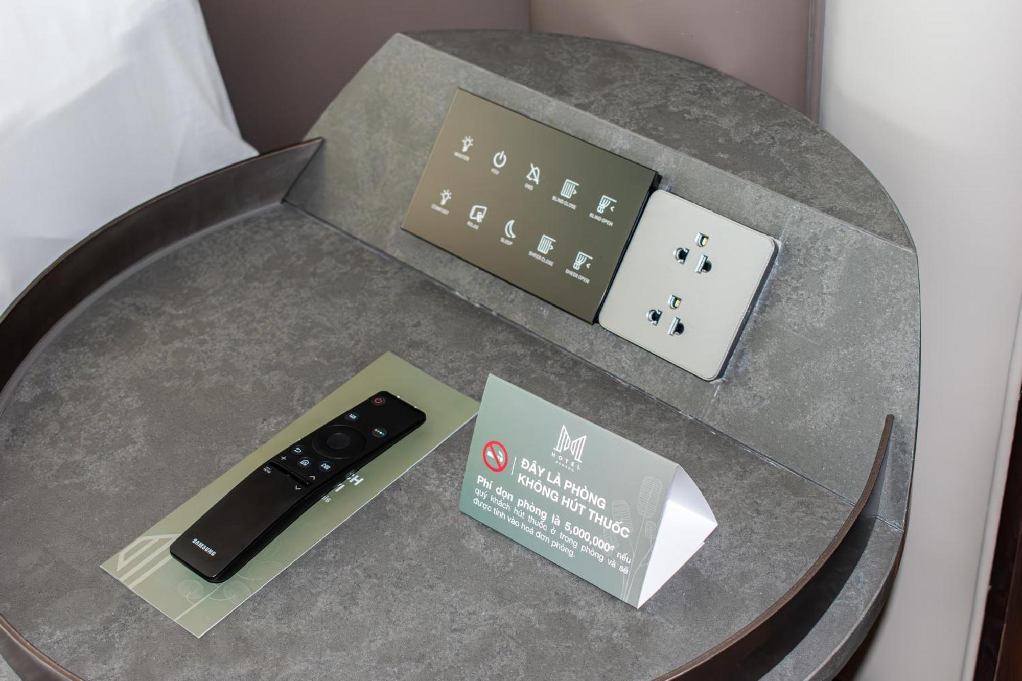 M Hotel Danang 外观 照片 A room control panel