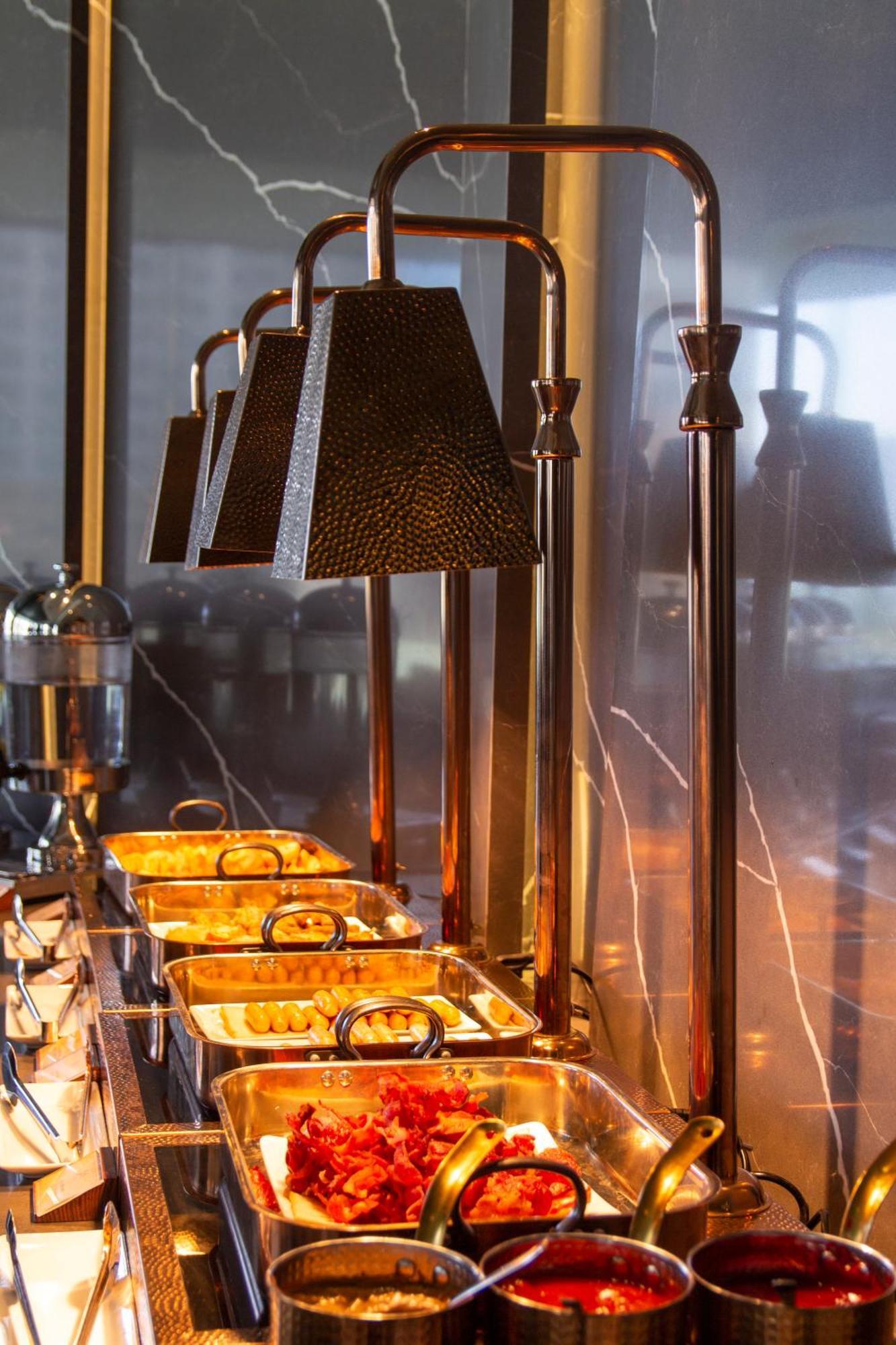 M Hotel Danang 外观 照片 A chafing dish