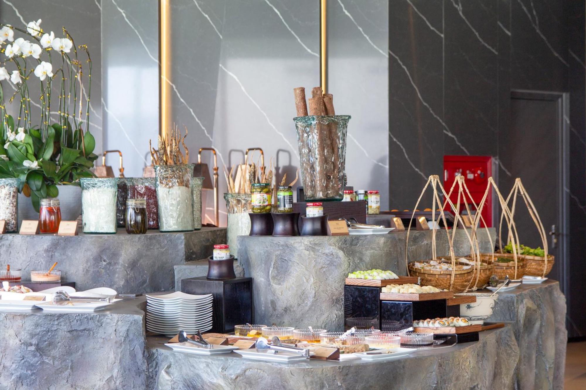 M Hotel Danang 外观 照片 A buffet at a hotel