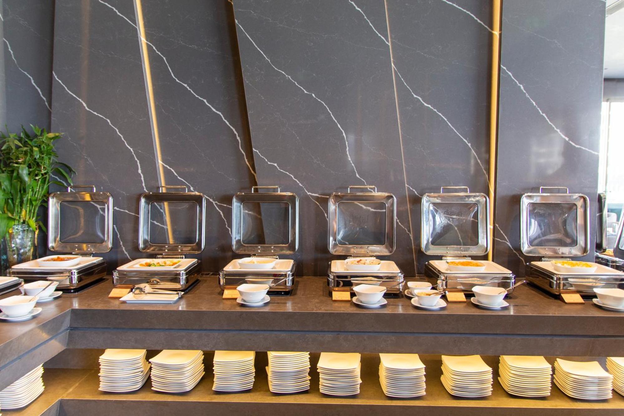 M Hotel Danang 外观 照片 A buffet at a hotel